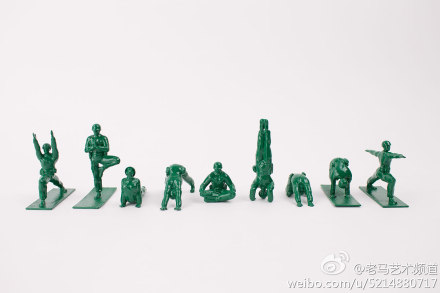 瑜伽从业者Dan Abramson做瑜伽版绿色玩具兵人