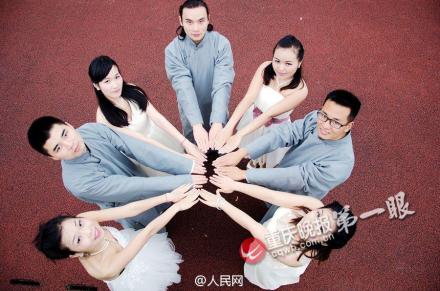 重庆大学城市科技学院艺术学院辅导员带领学生拍创意毕业照-2