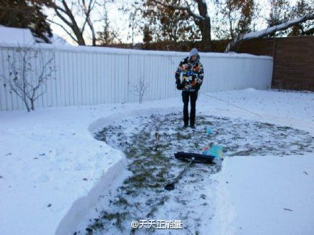 新西兰小伙儿和女朋友 自家后院制作彩色冰碉堡-1