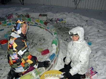 新西兰小伙儿和女朋友 自家后院制作彩色冰碉堡-3