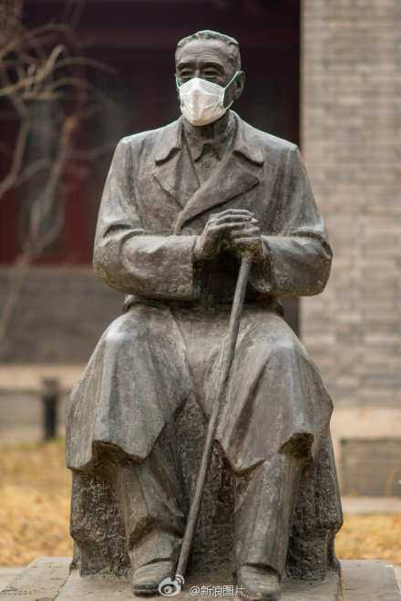 北京严重雾霾北大校园里的雕塑被戴上了口罩-1