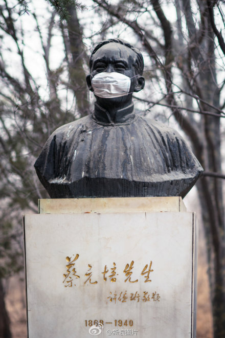北京严重雾霾北大校园里的雕塑被戴上了口罩-2