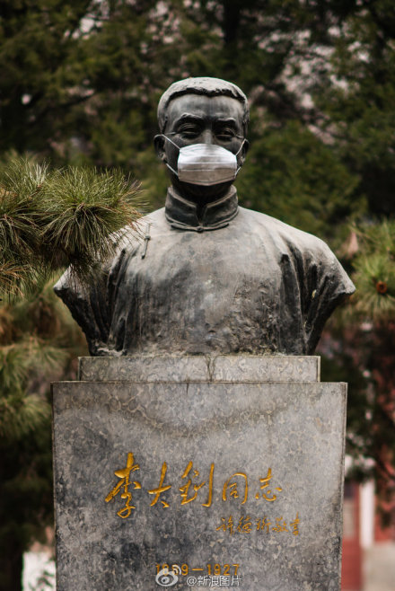 北京严重雾霾北大校园里的雕塑被戴上了口罩-3