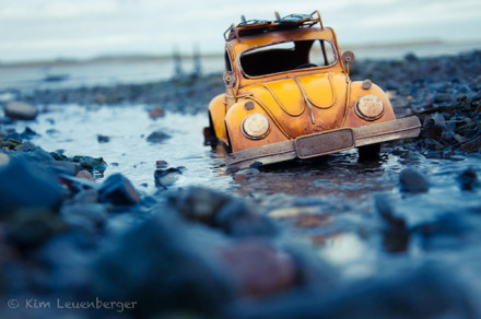 瑞士摄影师Kim Leuenberger创意摄影 带着Q版古董车去旅行-1