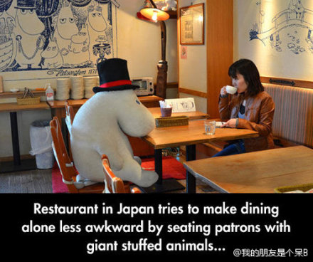 日本咖啡店的创意 毛绒玩具陪你吃饭
