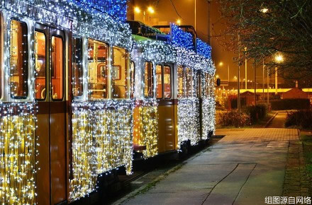匈牙利布达佩斯：一列电车装了3万个LED小灯 酷似时光机