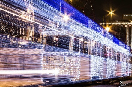 匈牙利布达佩斯：一列电车装了3万个LED小灯 酷似时光机-2