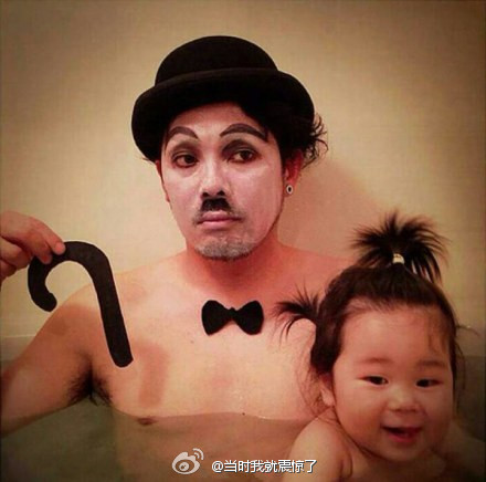 日本老爸和女儿共浴 玩起各种创意自拍
