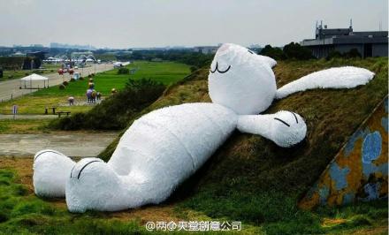 荷兰大黄鸭打造艺术作品“月兔”亮相台湾喜迎中秋