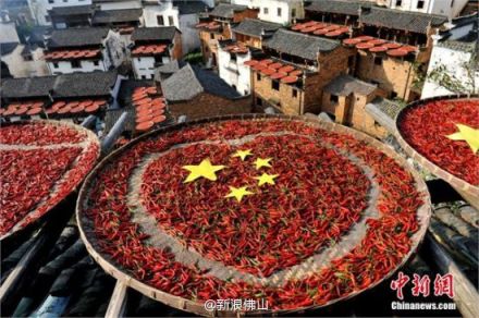 江西婺源“晒秋大妈”农作物拼国旗迎国庆-2