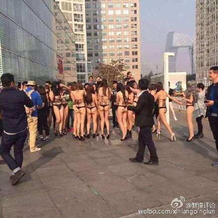 创意营销:北京街头姑娘们穿比基尼过冬的广告营销