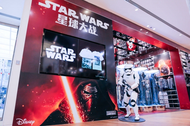 star-wars-airborne-magic-uniqlo-into-model-shop-jpg2-20151207