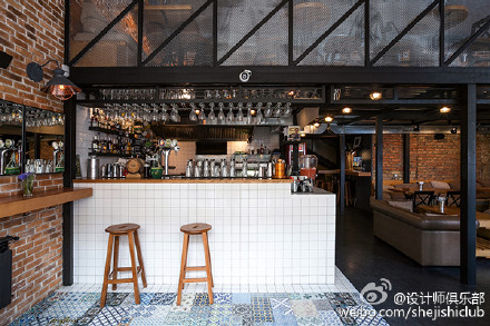 创意店铺:乌克兰基辅True Burger酒吧 质朴工业风格装饰
