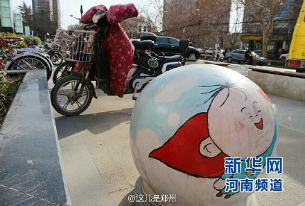 创意城市文化:郑州街头近百隔离墩穿上卡通外衣