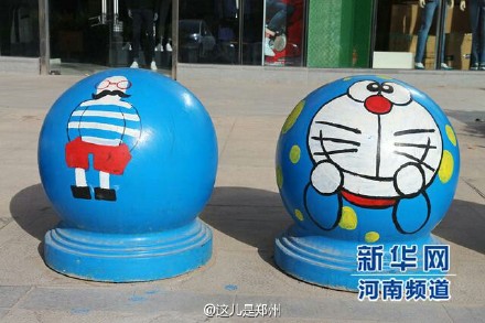 郑州街头近百隔离墩穿上卡通外衣-2