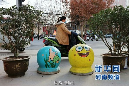 郑州街头近百隔离墩穿上卡通外衣-3