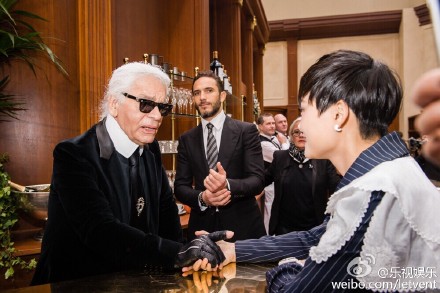 巴黎:李宇春观赏CHANEL老佛爷时装秀 条纹裤装率性优雅