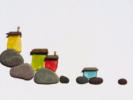 创意艺术:艺术家Sharon Nowlan小石头、碎玻璃、树枝拼凑的艺术品