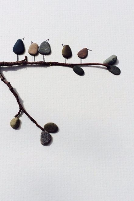 艺术家Sharon Nowlan小石头、碎玻璃、树枝拼凑的艺术品-5
