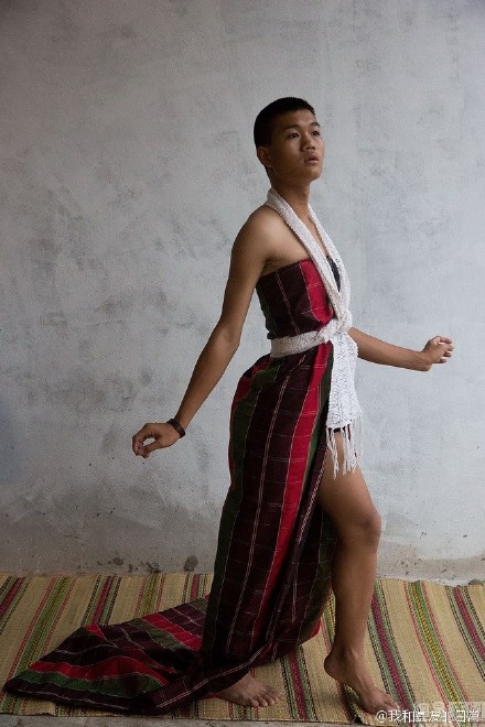 创意个性:泰国16岁男生Madaew用材料做创意的服装自己当模特
