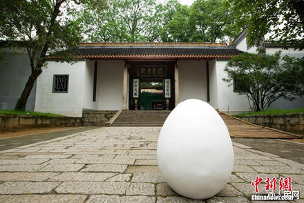 艺术家玩快闪 巨蛋亮相长沙多个地标建筑-3
