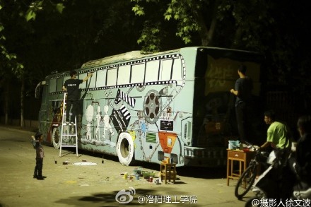洛阳高校废弃大巴打造电影工作室-2