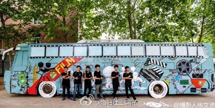 洛阳高校废弃大巴打造电影工作室-3