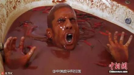 塞浦路斯24岁小哥Cemre Candar 用1250瓶辣椒酱洗澡