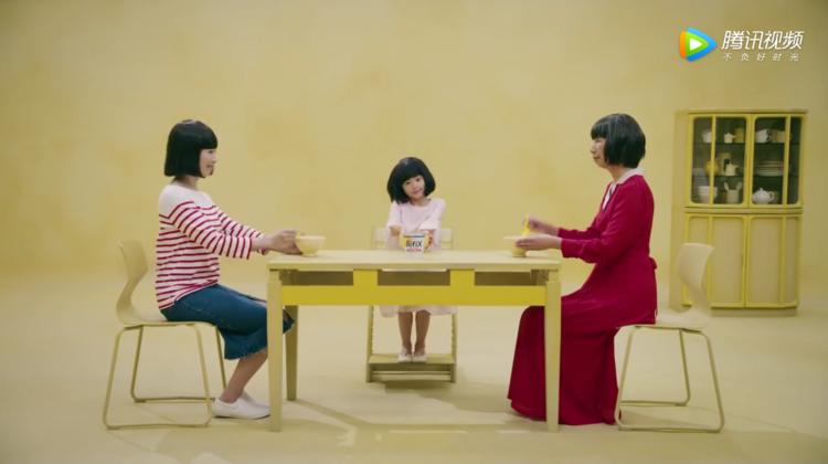 日本零食格力高最新广告视频 用 72 名女演员拍完 71.8 秒的人生