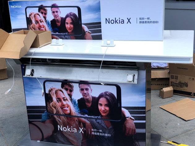 诺基亚新机Nokia X 快闪三里屯Mercedes Me广场  拥有“刘海屏”设计
