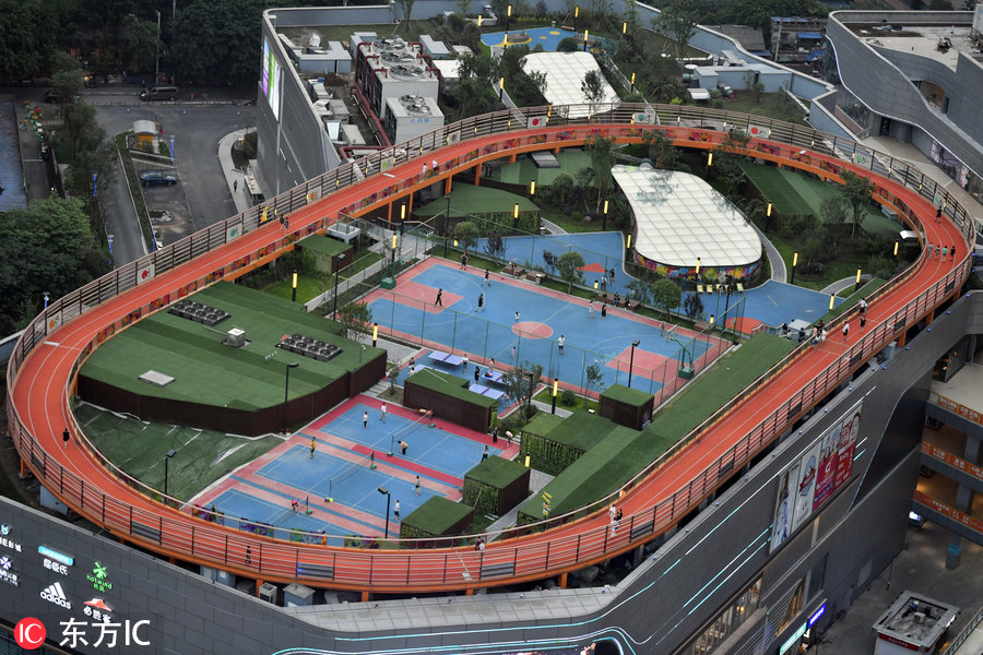 重庆奇葩建筑天际运动场 羽毛球场篮球场搬到屋顶上免费向公众开放