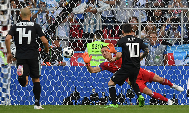 冰岛门将哈尔多松扑出梅西点球 也拍可口可乐世界杯广告视频大片