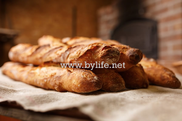 经典法式长棍面包要“变味”？法国议会提出通过立法强制减少面包含盐量