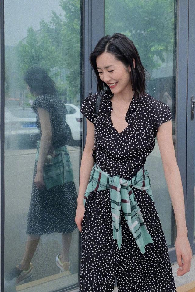超模刘雯最新街拍，一身黑色波点连衣裙好清新，31岁了照样好气质