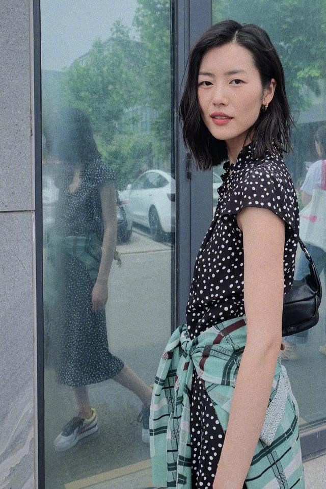 超模刘雯最新街拍，一身黑色波点连衣裙好清新，31岁了照样好气质