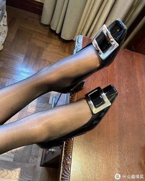 丝袜穿搭 篇四：方扣单鞋搭配什么样的丝袜更好看