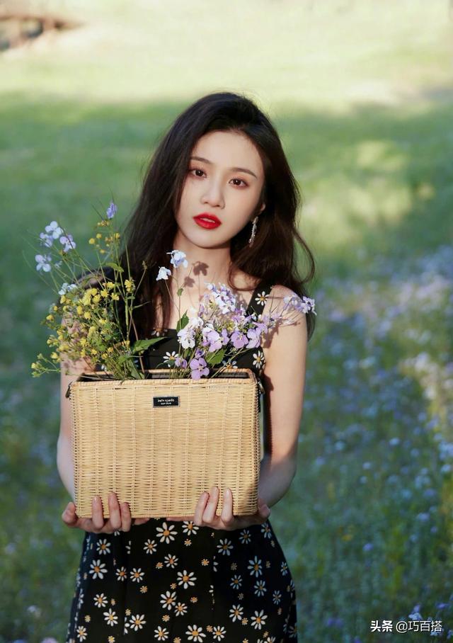 张慧雯美出新高度，碎花裙搭配帆布鞋，一不小心美得冒泡